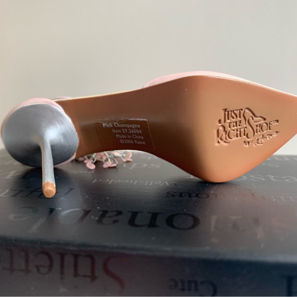 Pink Champagne 2006 - Just the Right Shoe - Picture 3 of 10